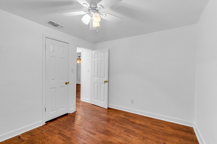 Building Photo - 819 W 51st St