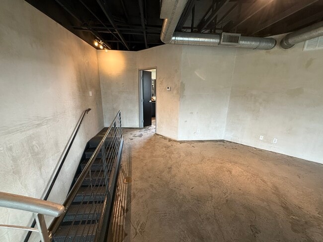 Building Photo - 825 W Daggett Ave
