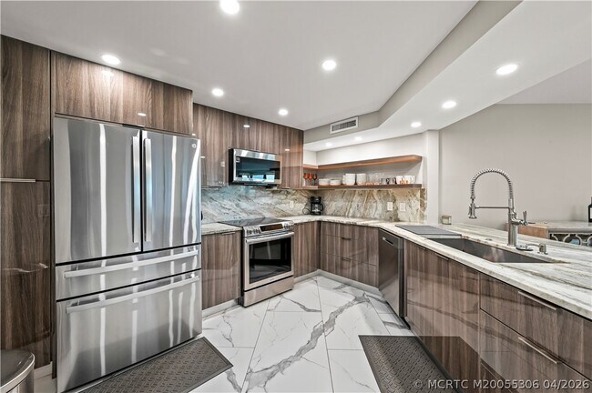 Building Photo - 9650 S Ocean Dr