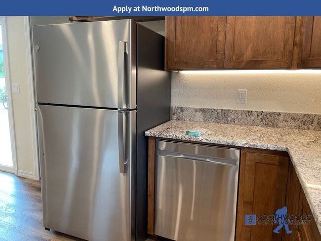 Building Photo - Gorgeous Newly Update 3 Bedroom 2 Bath Home in Friendly Central Point