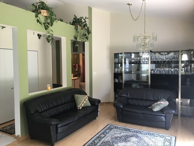 Building Photo - Exceptionally Clean 2-Bedroom Ranch with Double Car Garage