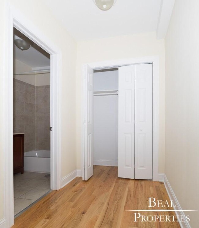 Building Photo - 0 bedroom in CHICAGO IL 60610