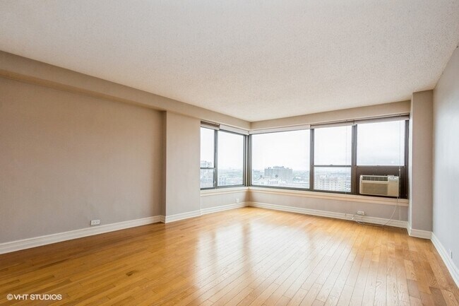 Building Photo - 2930 N Sheridan Rd