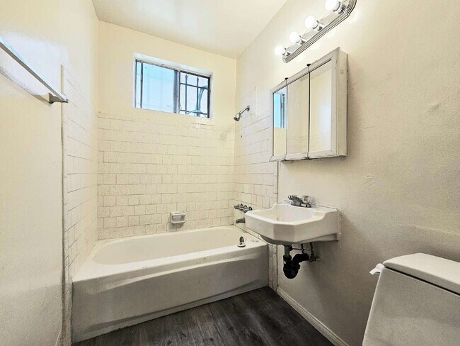 Building Photo - Charming and affordable 2-bedroom, 1-bath ...