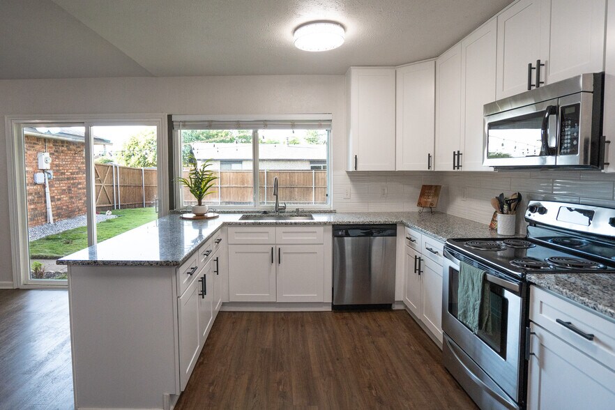 Building Photo - 5097 Roberts Dr