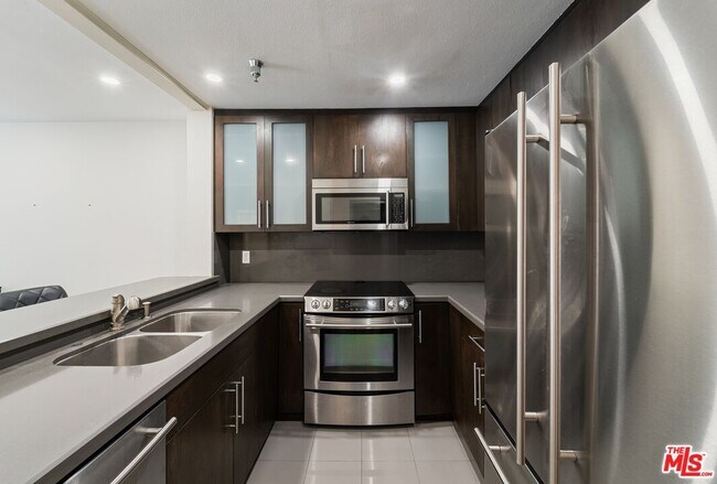 Building Photo - 121 S Hope St