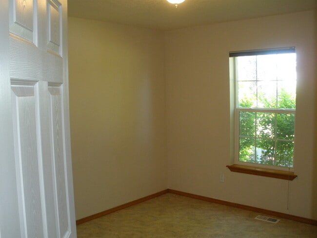 Building Photo - Must See!!!