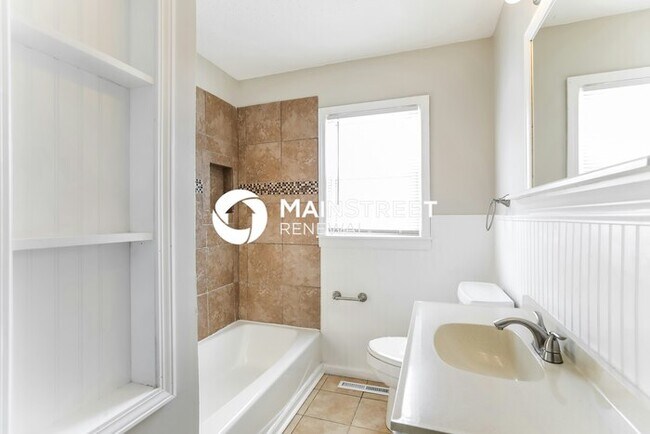 Building Photo - 3 Bedroom Pet-Friendly Home in INDEPENDENCE, MO with Main Street Renewal