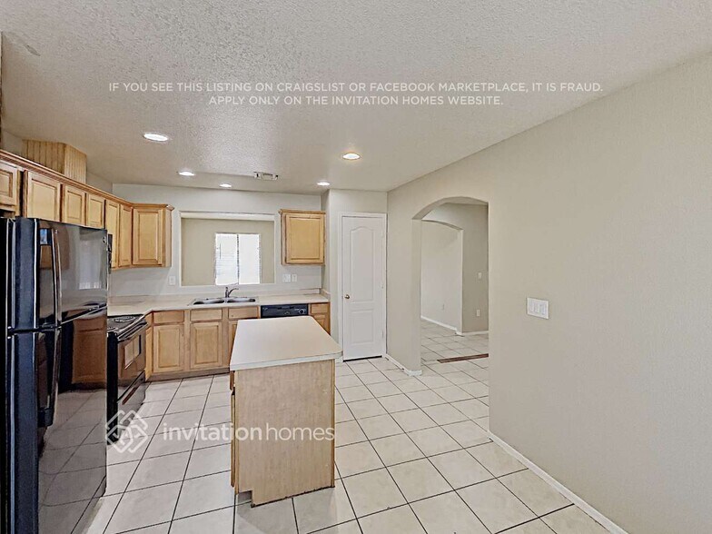 Building Photo - 2527 E Wier Ave