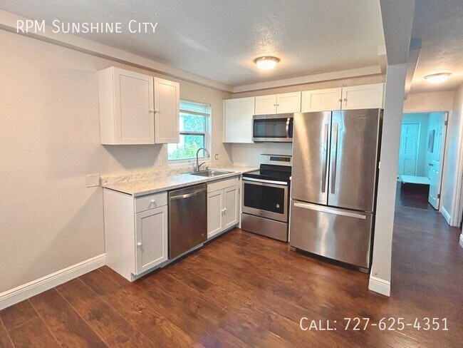Building Photo - Back unit of large Duplex in Central Oak P...