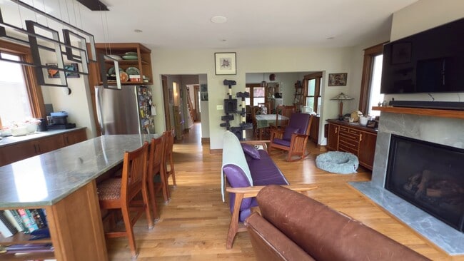 Building Photo - Incredible Enlarged Home Close to Downtown...