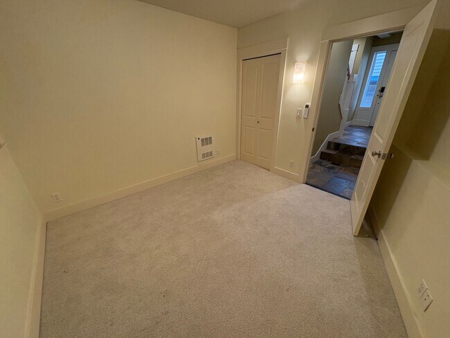 Building Photo - Queen Anne Townhome