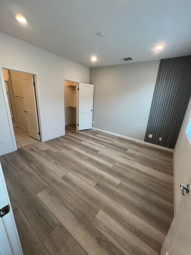 Building Photo - Move-In Special! 2 Weeks Free Rent – Moder...