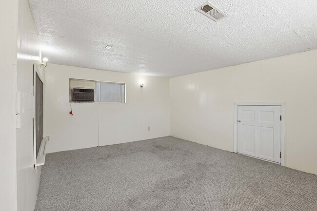 Building Photo - 1328 Hazelwood Dr