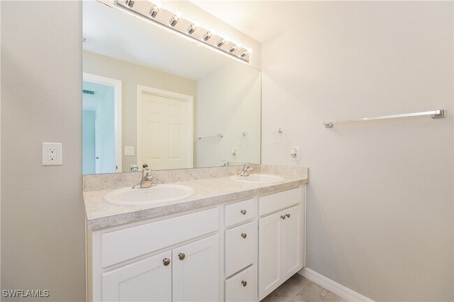 Building Photo - 858 Carbon St E