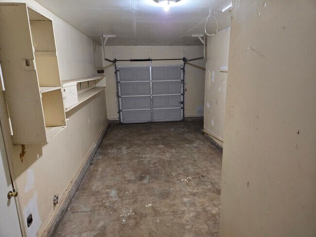 Building Photo - How amazing is this 3 BR 1 BTH home? You'll have to come visit us to find out!