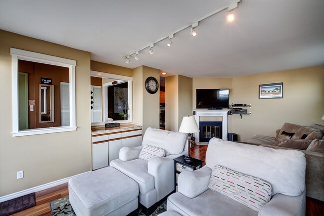 Building Photo - Great Priced Westlake Condo with Electric ...