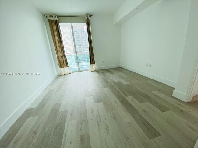 Building Photo - 950 Brickell Bay Dr