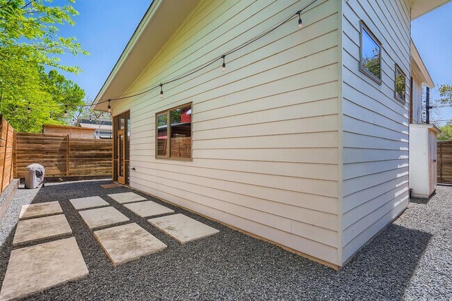 Building Photo - Home for Lease In East Downtown Austin Holly District