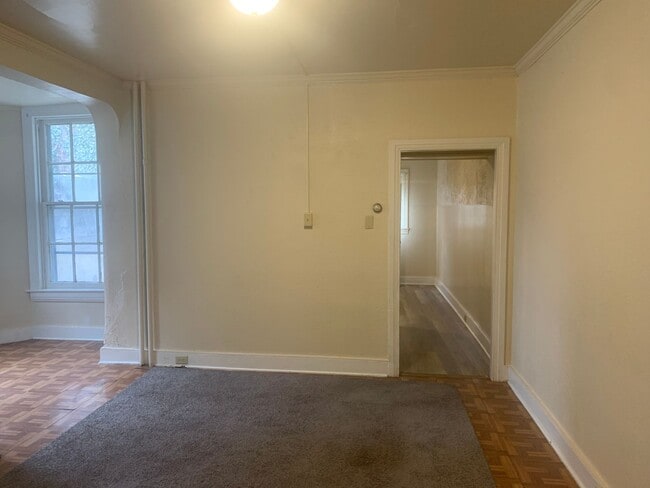 Building Photo - 1st Floor 2 Bedroom Apartment, Private Entrance, Small Yard, York City SD
