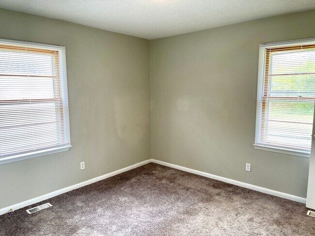 Building Photo - Welcome to this charming 4 bedroom, 2 bath...