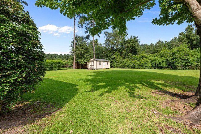 Building Photo - Beautiful Country Home off Madam Moores Ln with Large Yard