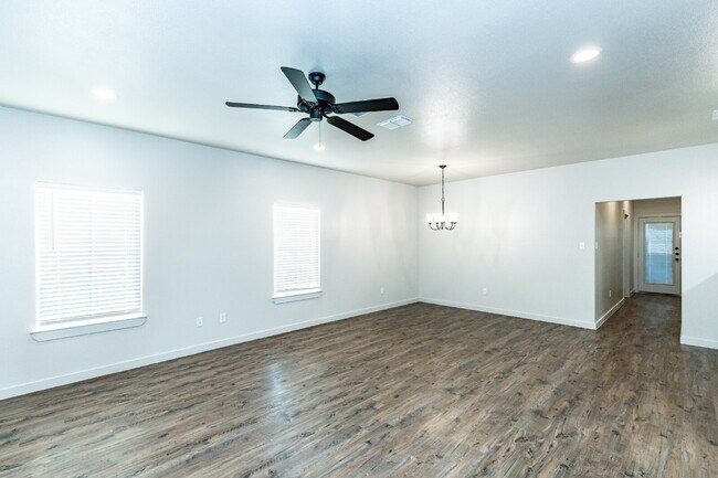 Building Photo - Iron Horse 2 bedroom 2 bathroom!