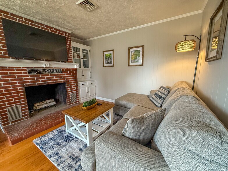 Building Photo - 51 Lucas St