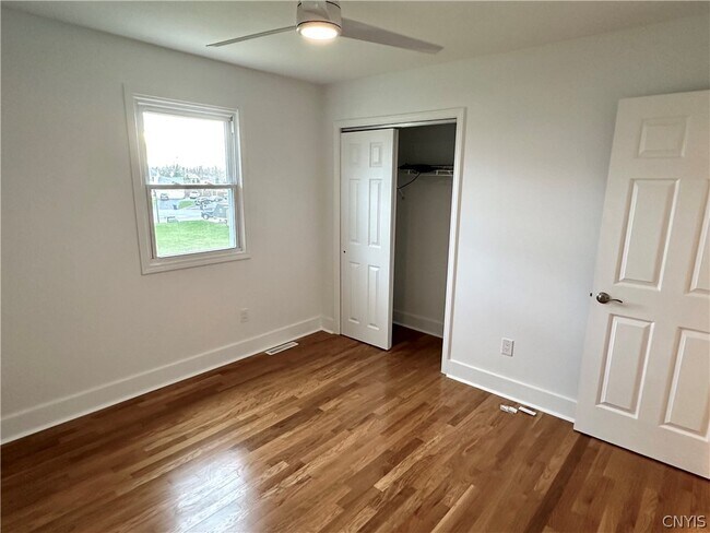Building Photo - 8662 Bayview Dr