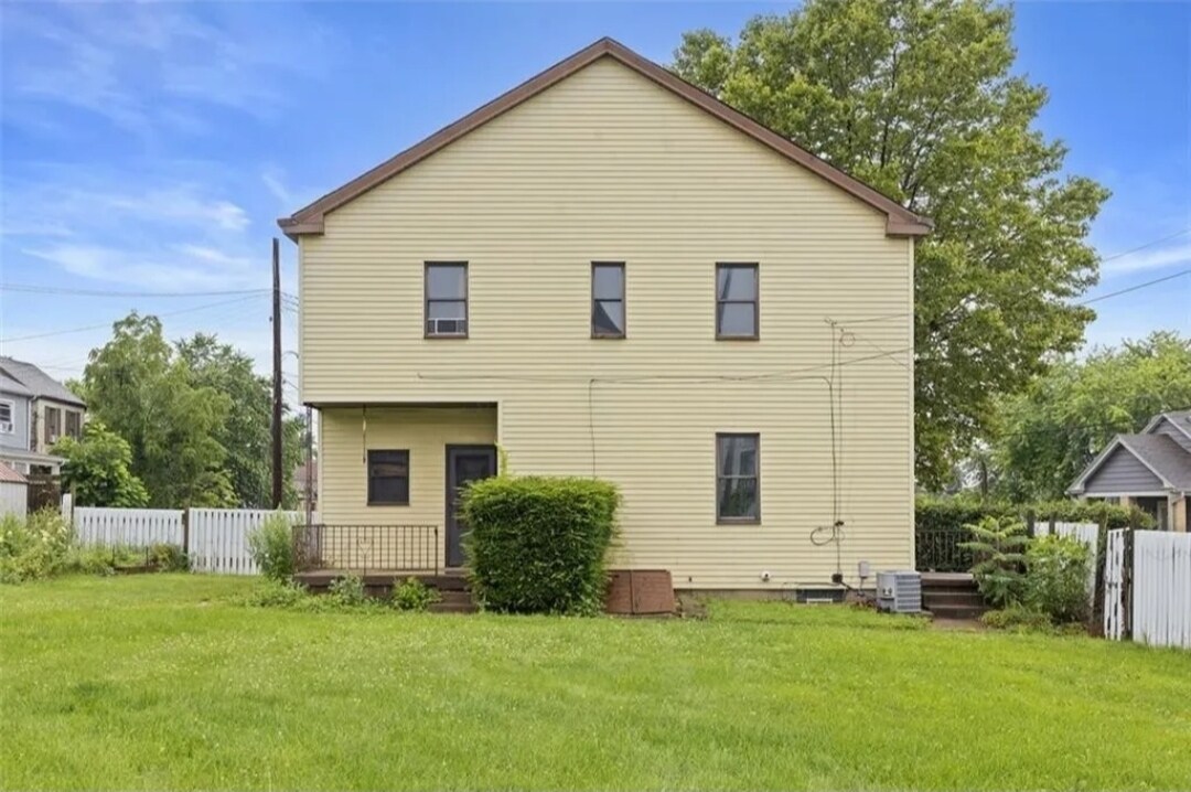 large fenced in backyard - 149 Frank St