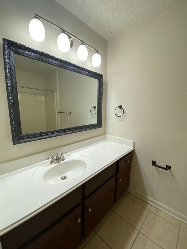 Building Photo - Duplex Homes 3/2/2