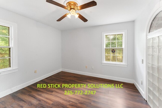 Building Photo - Spacious 2700 sq ft 3BR/2BA