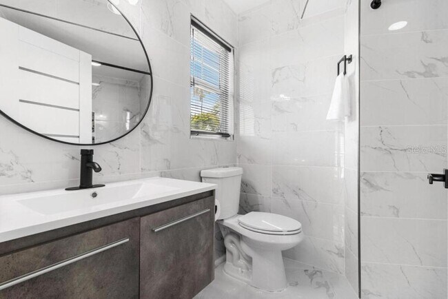 Building Photo - 14500 N Bayshore Dr