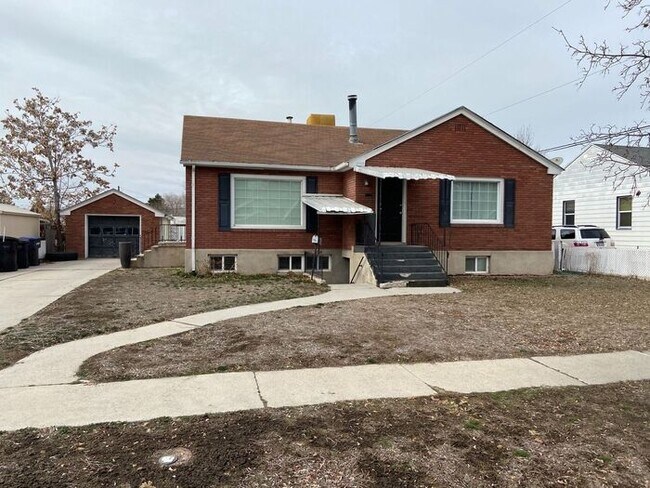 Primary Photo - Cozy Basement Apartment - Centrally Located!