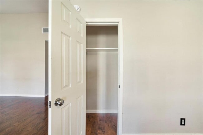 Building Photo - 1467 S Meadows Dr