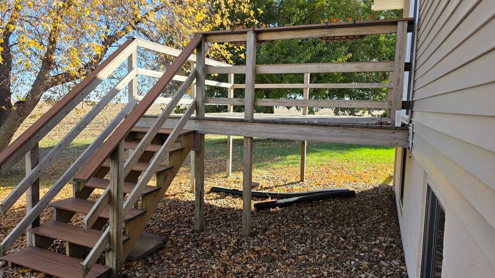 Deck - 616 East St S