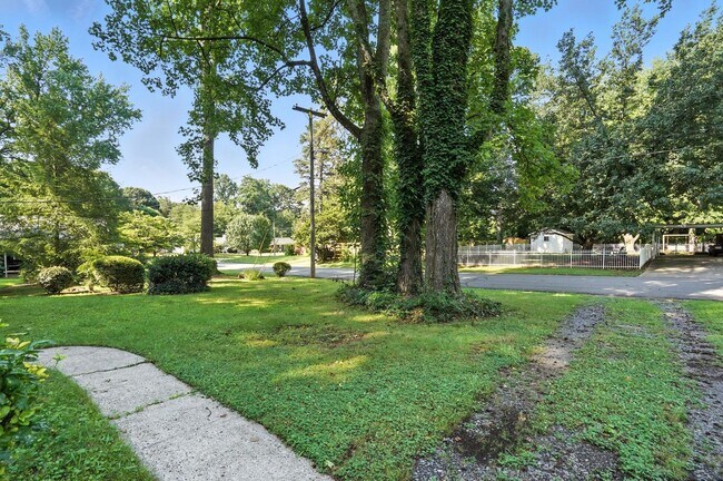 Building Photo - Charming Brick Ranch in Popular Oakhurst