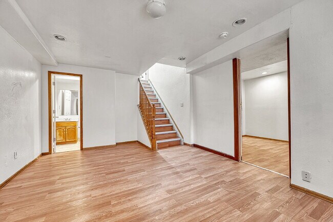 Building Photo - $3,250.00 - 5 Bed, 3.5 Bath Home in Aurora with in unit Laundry and Fenced in Yard!