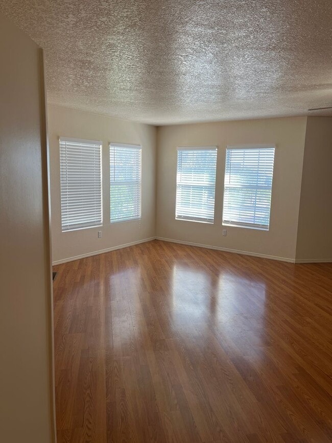 Building Photo - Fully landscaped 4 br home