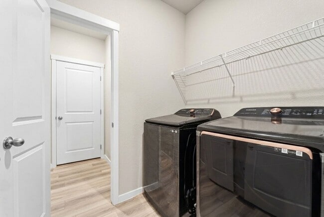 Building Photo - Gorgeous 5 Bed 3 bath Home In Aspen Meadows!!