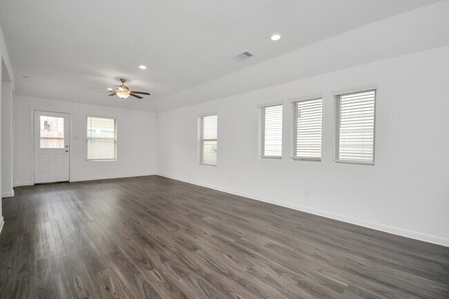 Building Photo - 15819 Kinlough Dr