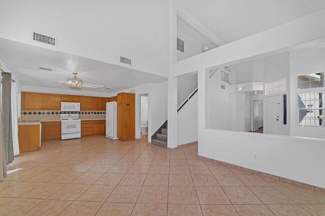 Building Photo - Beautiful 5 Bedroom/3 Bathroom Home in Eas...