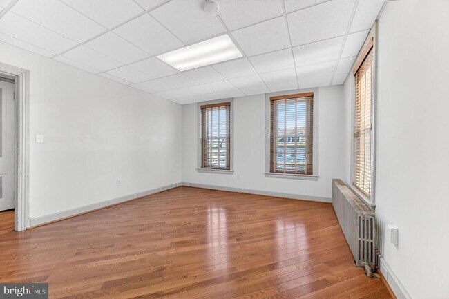 Building Photo - 401 W Broad St