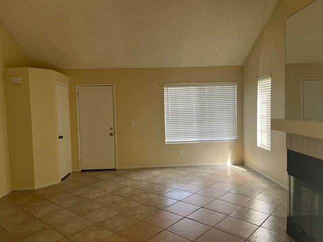 Building Photo - 2BD/ 3BTH TOWNHOUSE EAST PALMDALE
