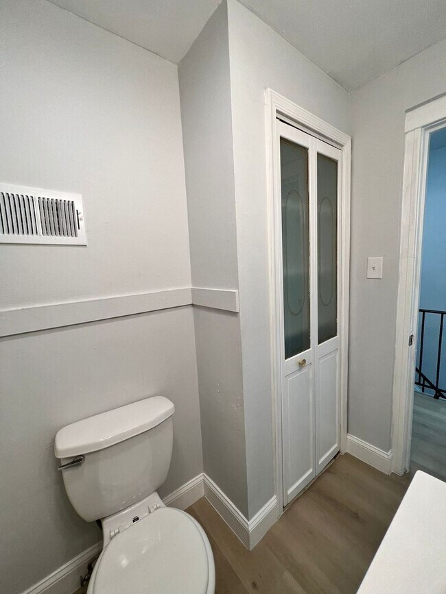 Building Photo - Beautiful & spacious 3b/1.5b home