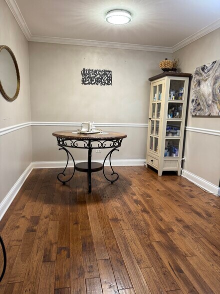 Building Photo - 685 E Fullerton Ave