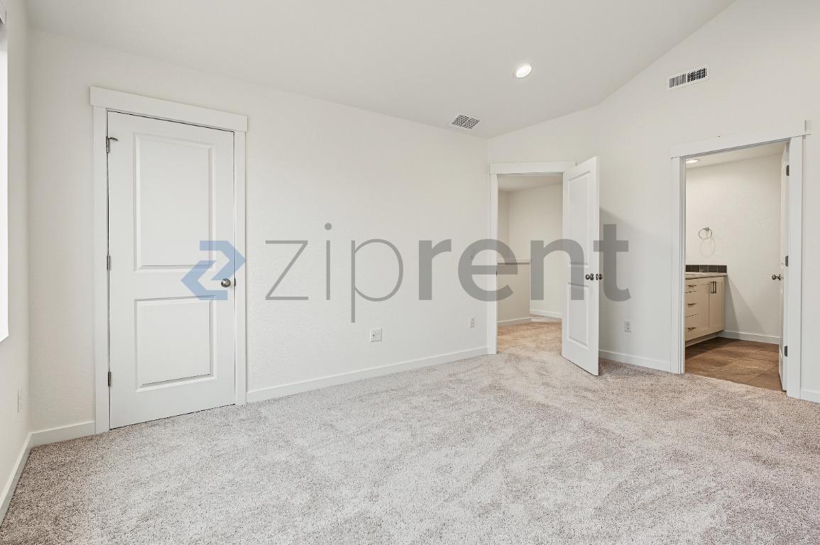 Building Photo - Unit