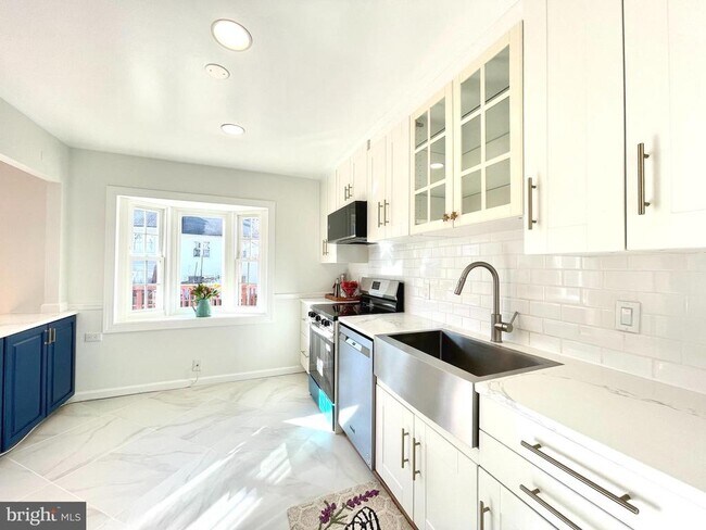 Building Photo - 27 Chantilly Ct