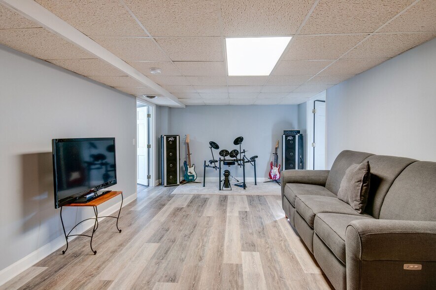 Livingroom 2 - Downstairs - 930 Havenhill Dr