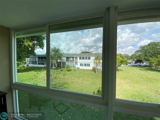 Building Photo - 72 Newport D